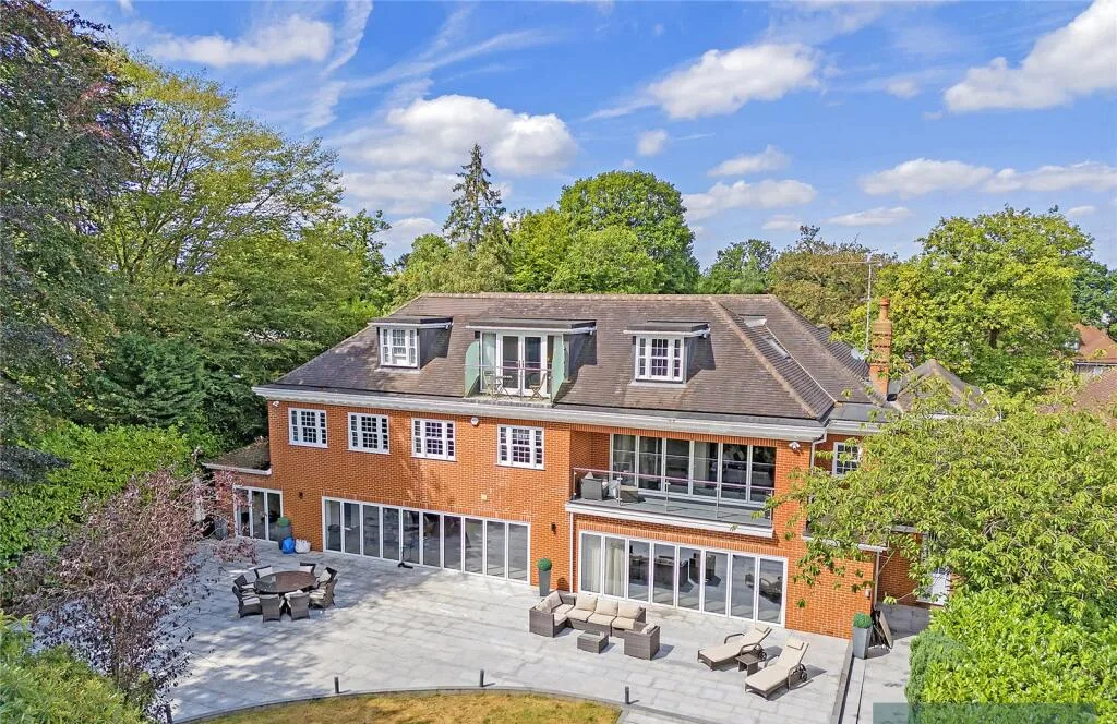 Eight-bedroom estate, photo 2