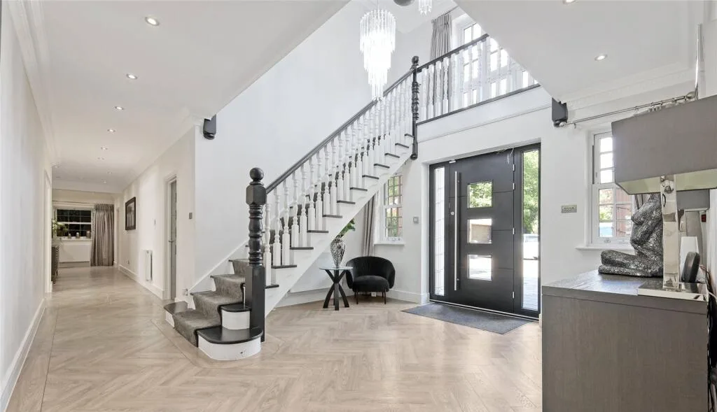 Eight-bedroom estate, photo 3