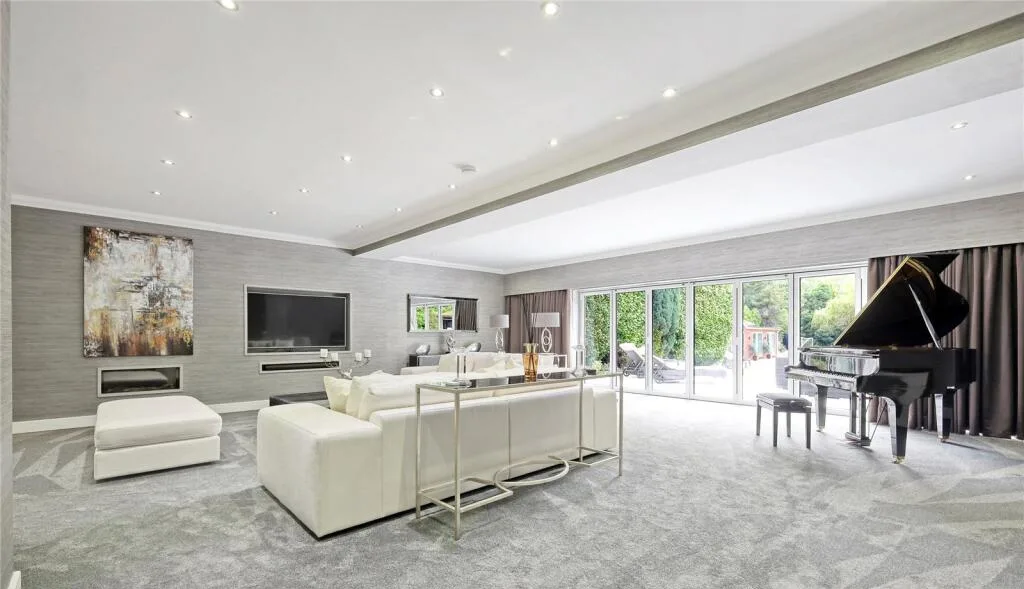 Eight-bedroom estate, photo 4