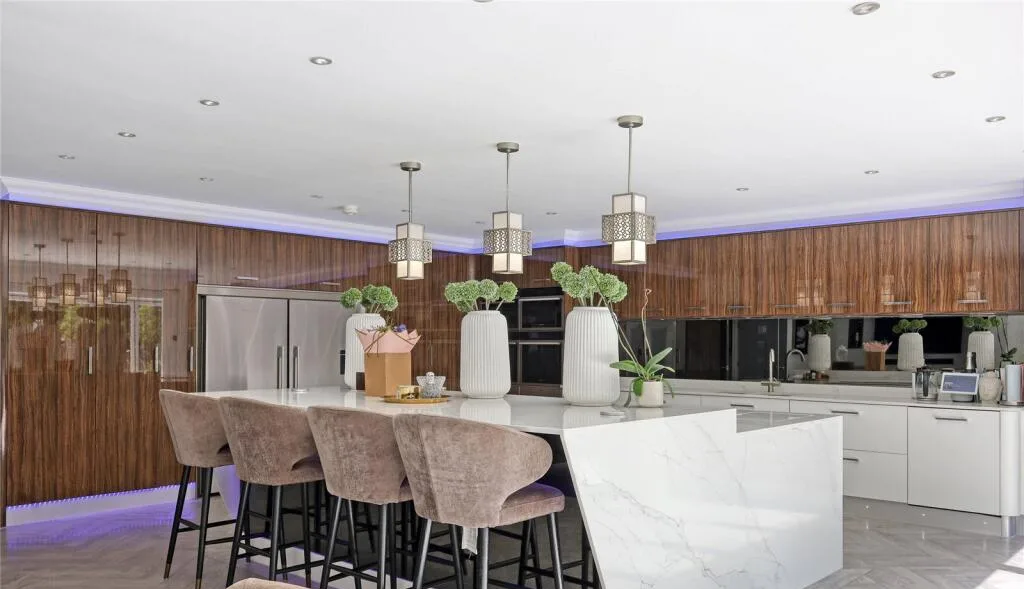 Eight-bedroom estate, photo 6