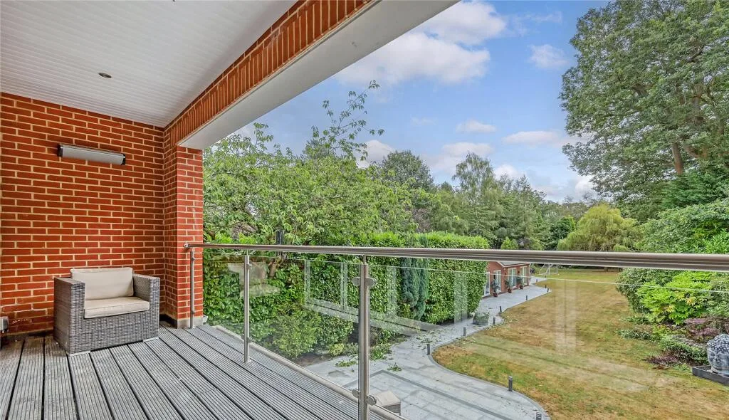 Eight-bedroom estate, photo 9