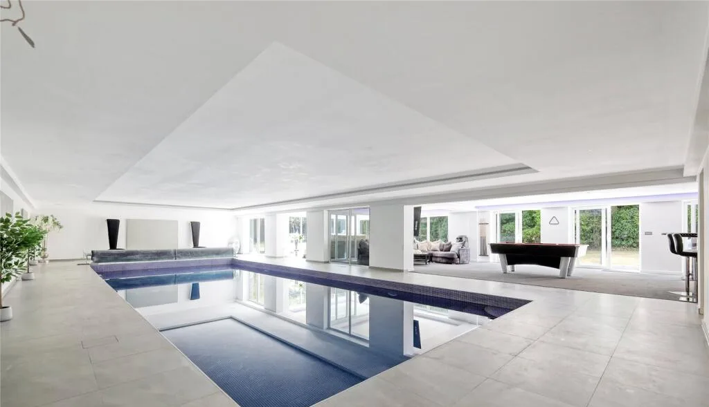 Eight-bedroom estate, photo 12