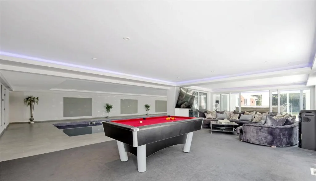 Eight-bedroom estate, photo 13