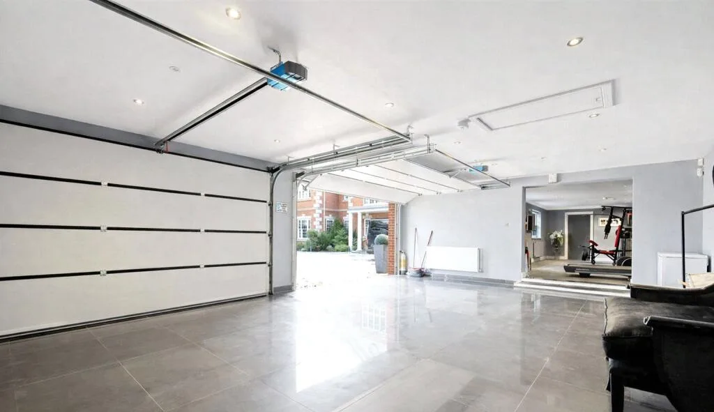 Eight-bedroom estate, photo 16