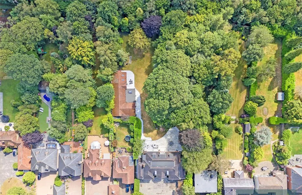 Eight-bedroom estate, photo 18
